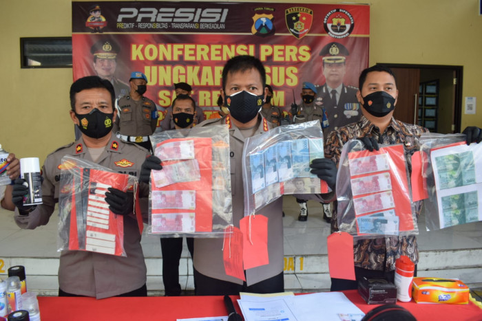 Polisi Sidoarjo Tangkap Pembuat dan Pengedar Uang Palsu