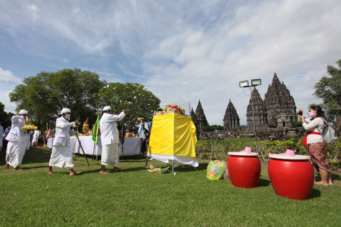 Umat Hindu Gelar Upacara Tawur Agung Kesanga di Candi Prambanan