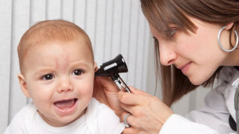 Ini Gejala Jika Anak Anda Alami Infeksi Telinga Tengah