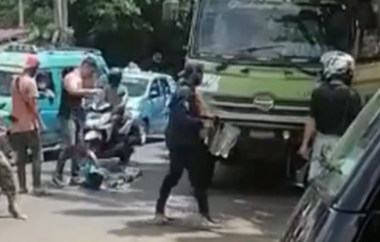 Polisi Telusuri Video Viral Kepala Sopir Truk Diinjak OTK