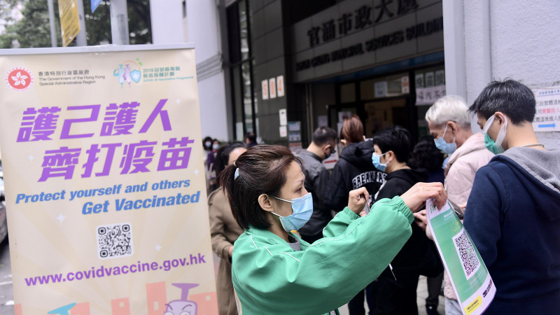 Vaksin Covid-19 Booster Sinovac Cegah Gelombang Omikron di Hong Kong
