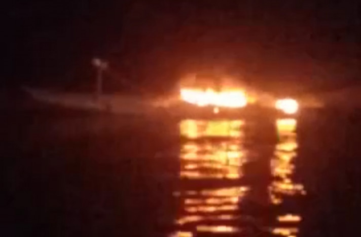Kapal Bantuan Pemkab Sikka Terbakar di Perairan Bola, Dua Korban Terbakar