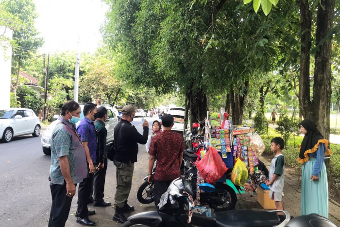 Pemkot Denpasar Tertibkan PKL Jualan di Taman Kota