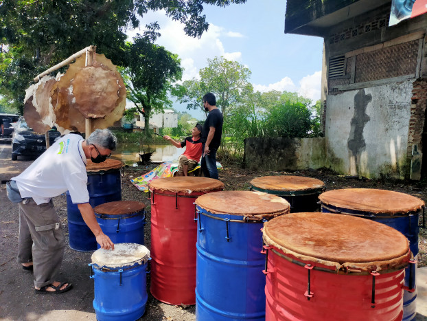 Pedagang Kulit di Tasikmalaya Pasarkan Bahan Pembuat Beduk