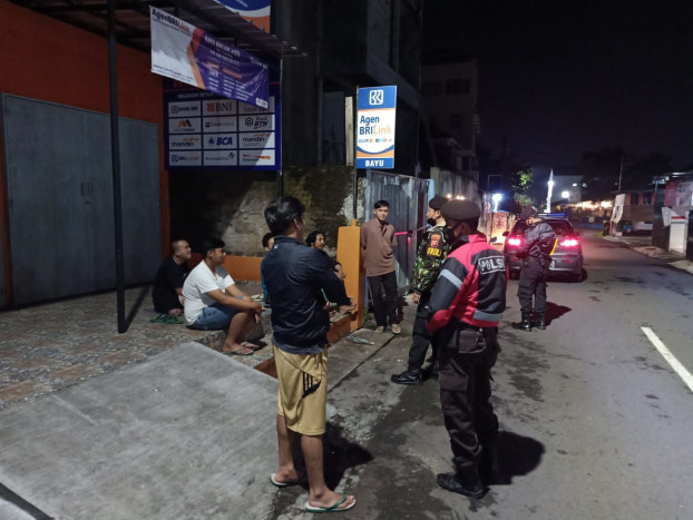 Polisi Bubarkan Kerumunan Sahur