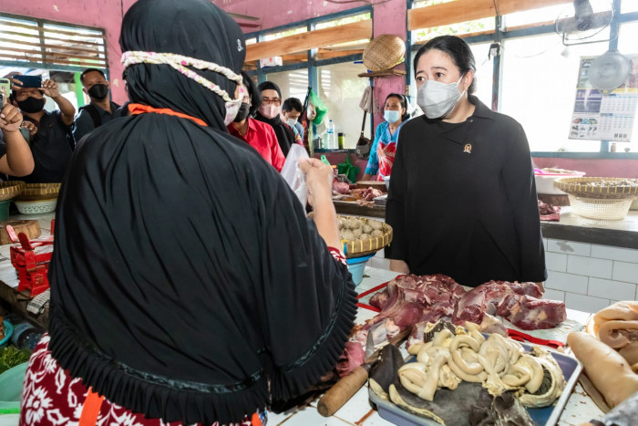 Cek Harga Pangan di Pasar Karanganyar, Puan Borong Bakso untuk Buka Puasa