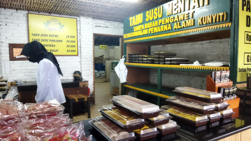 Tahu Susu Lembang, Pusat Oleh-oleh Mudik dari Bandung