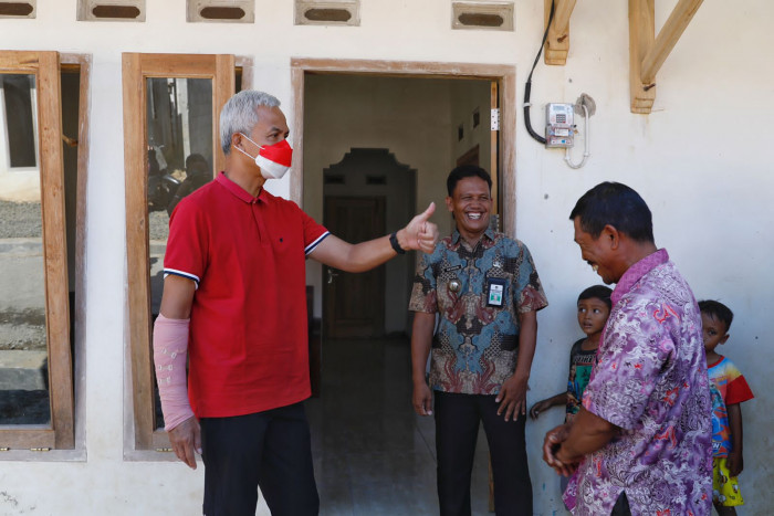 Salurkan Bantuan Rumah Sehat, Ganjar Optimis Kesejahteraan Masyarakat Meningkat