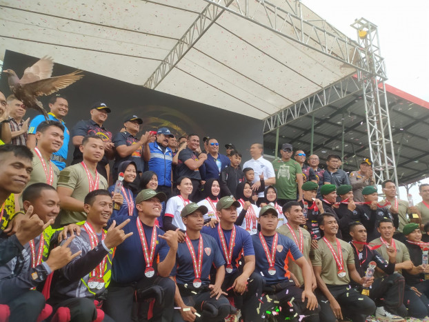 Mayjen Iwan Setiawan Tutup Kejuaraan Kopassus Indoor Skydiving 