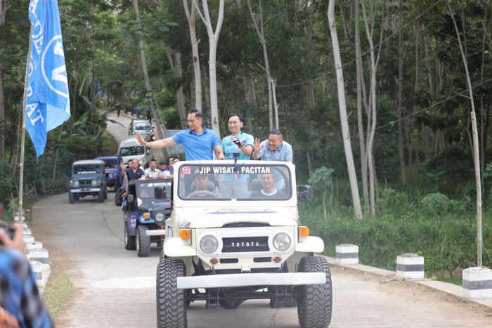Ibas dan AHY Kunjungi Destinasi Wisata Pantai Watu Bale Pacitan