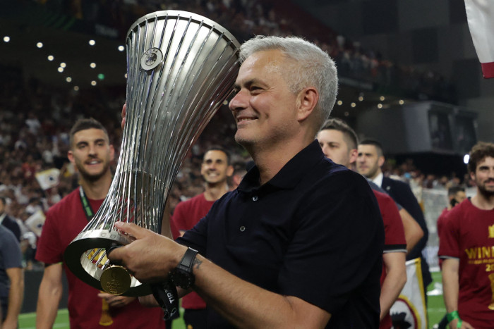 Mourinho Rayakan Gelar Liga Konferensi UEFA dengan Penuh Emosi