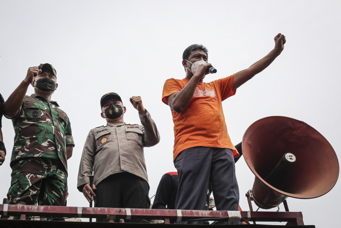 Kapolda Metro Borong Dagangan PKL di Tengah Aksi Buruh
