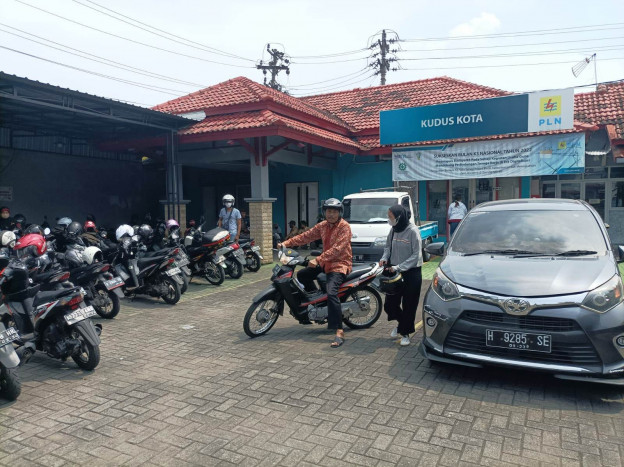 Puluhan Warga Kudus Geruduk Kantor PLN, Protes Kebijakan Penyesuaian Daya Otomatis Dari 450 VA Menjadi 1300 VA