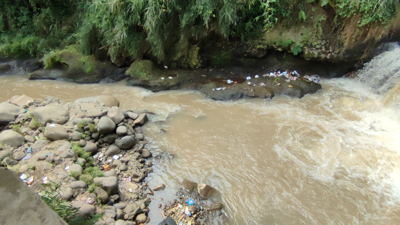 DLH Jabar Minta Keterangan 2 Warga Soal Pencemaran Sungai Cimeta