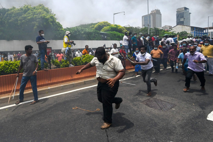 Unjuk Rasa untuk Gulingkan PM Mahinda Rajapaksa Diwarnai Kekerasan 