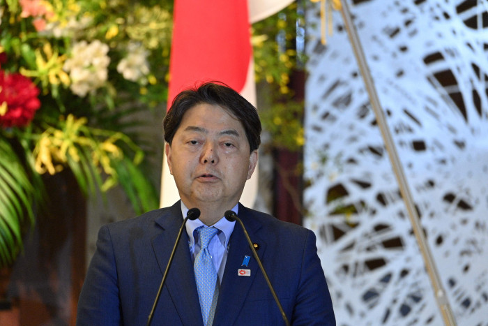 Menteri Luar Negeri Jepang Hayashi Terinfeksi Covid-19