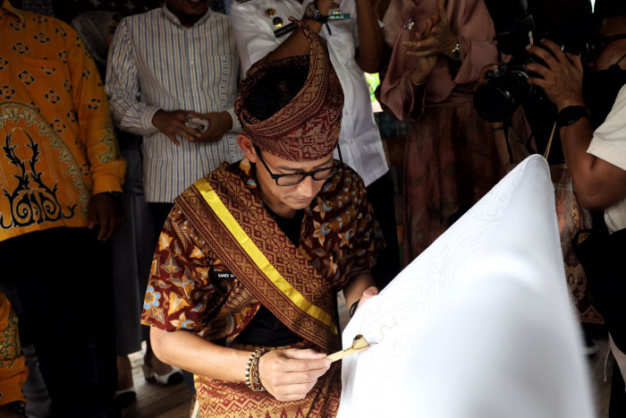 Sandiaga Uno Membatik di Rumah Adat Puri Melayu Tebing Tinggi Sumut