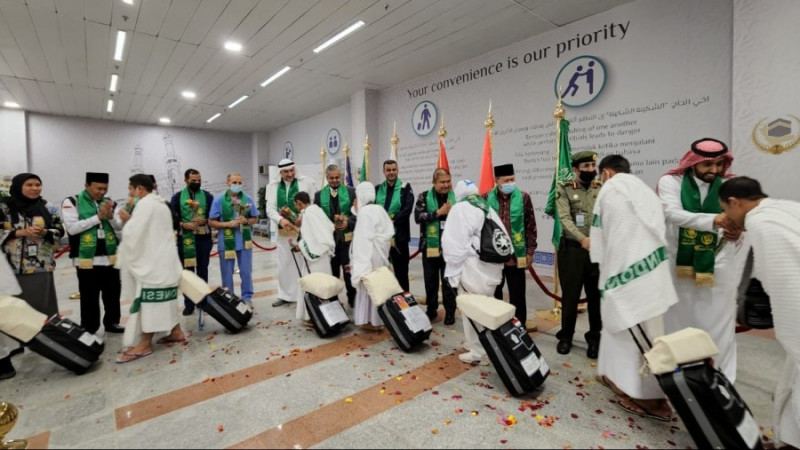 Tiba di Jeddah, Jemaah Haji Fasttrack Disambut Lantunan Talbiyah, Taburan Bunga dan Hadiah Payung