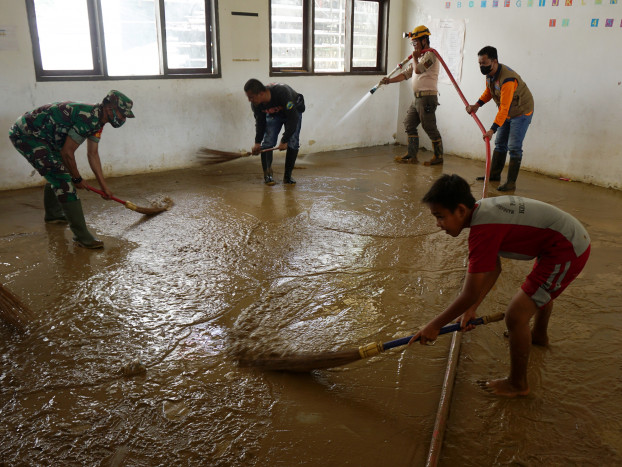 Warga Mamuju Terdampak Banjir masih Mengungsi di Terminal Simbuang