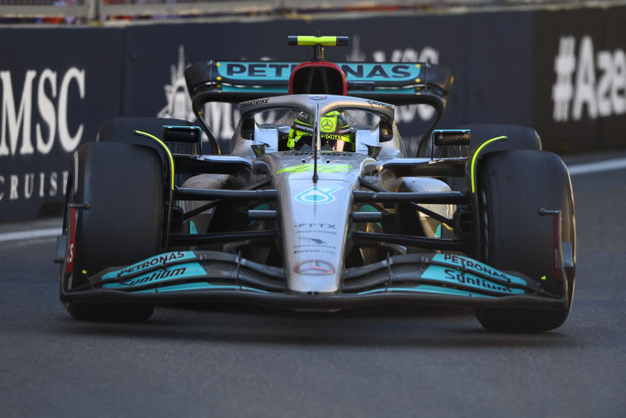 Mercedes Akui Setup Mobil Hamilton di Baku Kelewat Batas