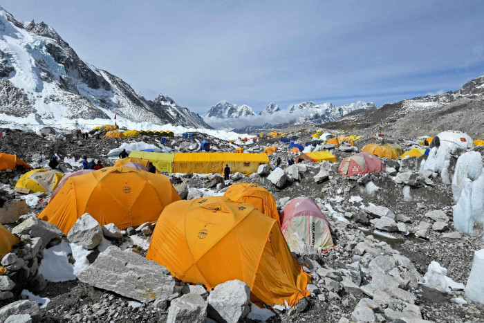 Es Terus Mencair, Base Camp Everest Bakal Dipindahkan