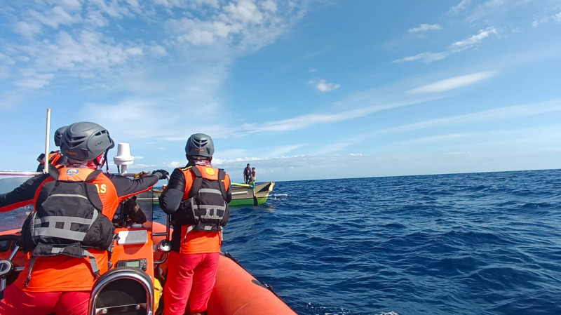 Sampan Terbalik Dihantam Ombak, 10 Nelayan Berhasil Selamat