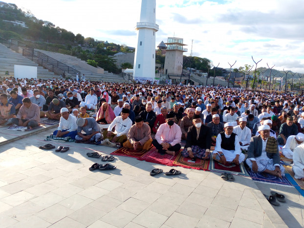 Wisatawan Ikut Shalat Idul Adha bersama Ribuan Umat Islam di Labuan Bajo