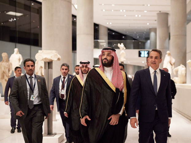 Macron Jamu Putra Mahkota Saudi meski Diprotes Penggiat HAM