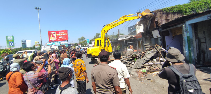 Jadi Biang Kemacetan Akses Bandara, Puluhan Lapak di Bundaran Aloha Dibongkar