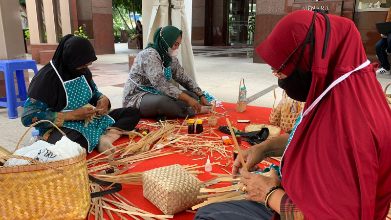 UMKM Kreasi Bambu Binaan IKPP Berdayakan Perempuan Desa Tegal Maja