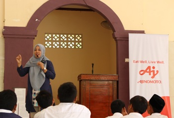 Santri Pesantren Nurhasanat-Karawang Dapat Edukasi Pola Makan Sehat