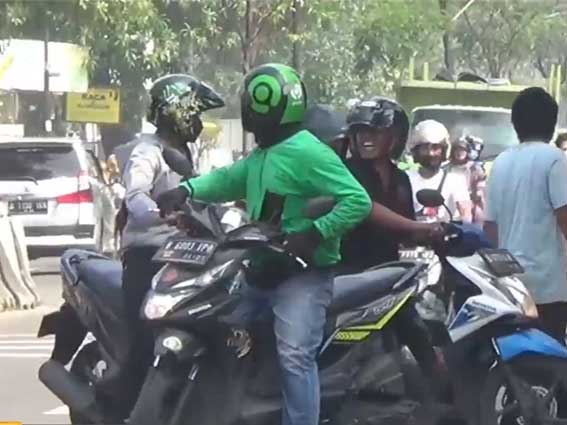 VIDEO: Hindari Razia, Pengendara Sepeda Motor Lawan Arus Hingga Terjatuh