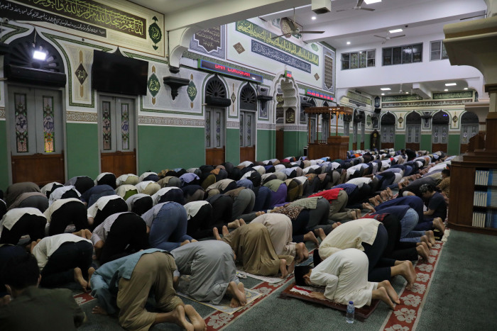 Bacaan Niat Sholat Jumat Latin Arab Arti, untuk Imam dan Berjamaah