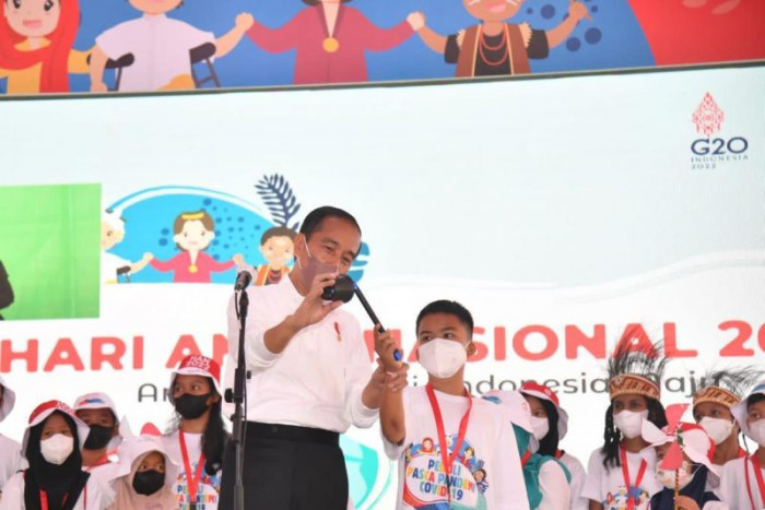 Presiden Jokowi Ajak Anak-anak Bermain Sulap