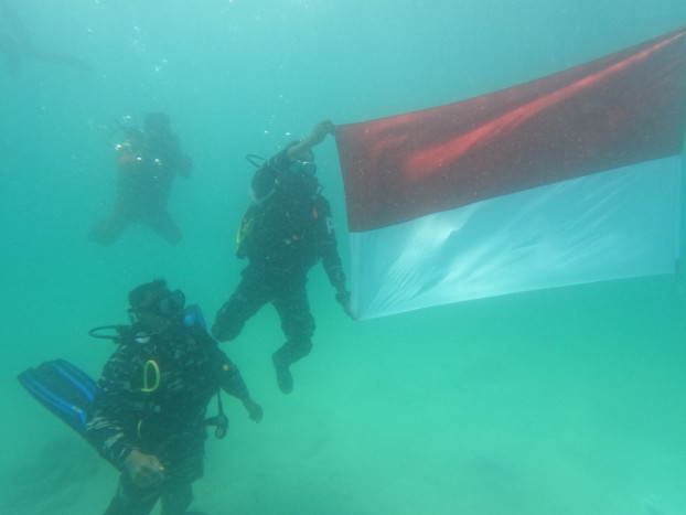 HUT RI 2022: Merah Putih Berkibar di Dasar Laut Labuan Bajo