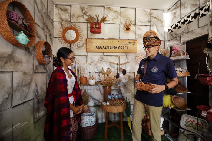 Ke Buleleng, Sandiaga Uno Bantu Pengrajin Limbah Kertas Punya Logo Brand