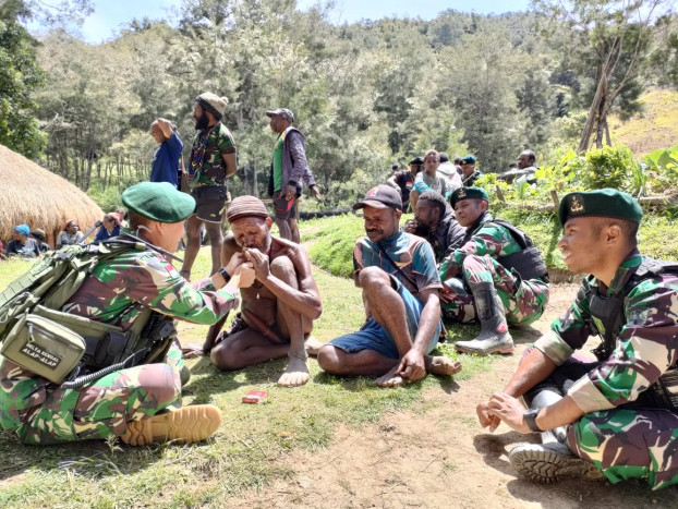 TNI Gelar Acara Bakar Batu dan Berbagi Sembako di Distrik Tima, Papua