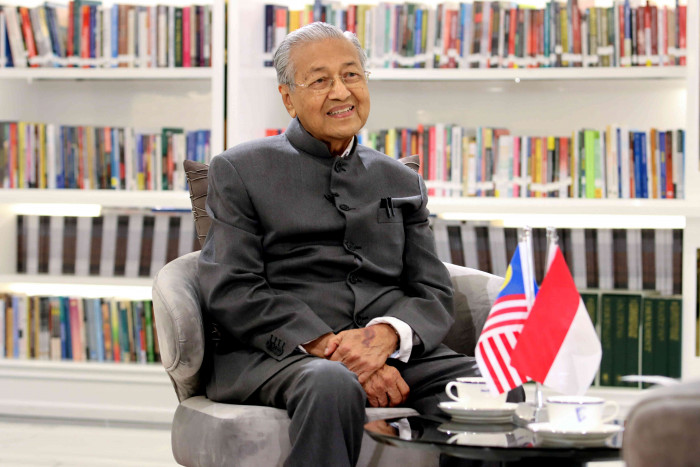 Mahathir Mohammad Dilarikan ke RS karena Covid-19