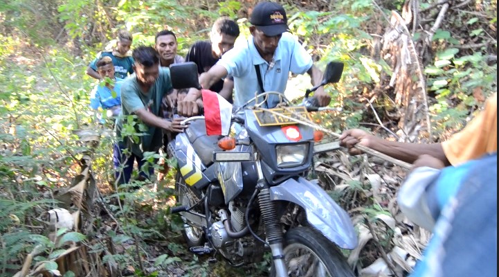 Kunjungi Desa Terpencil, Aiptu Yoseph Harus Gotong Motor