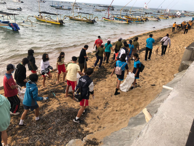 Beach Clean-Up Upaya Jaga Keasrian Kawasan Pantai Sanur