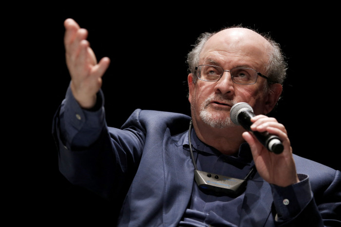 Kondisi Rushdie Membaik Pascapenusukan
