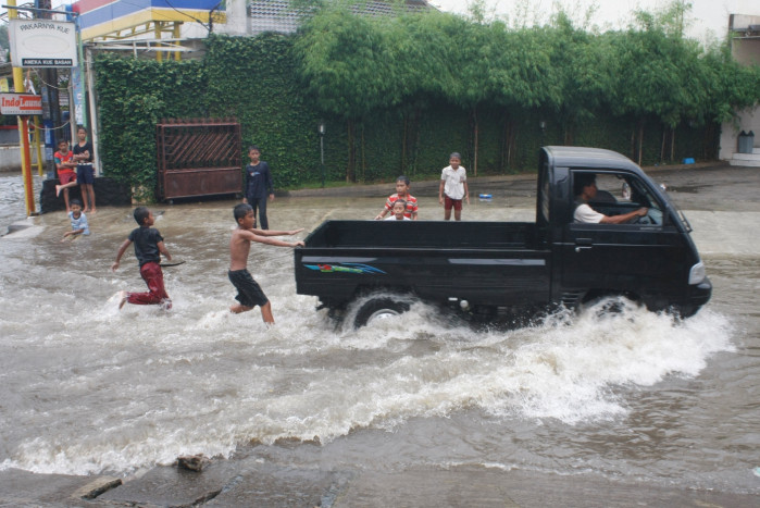 Tanggul Kali Grogol Jebol, Belasan Rumah di Limo Depok Terendam Banjir