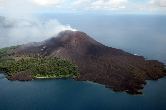 Dilarang Beraktivitas Radius 5 Km dari Kawah Gunung Anak Krakatau