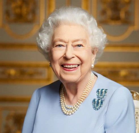 Buckingham Rilis foto Ratu Tersenyum
