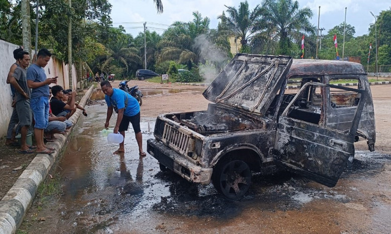 Diduga Hendak Menimbun BBM, Sebuah Mobil Jip Terbakar di SPBU Muarojambi