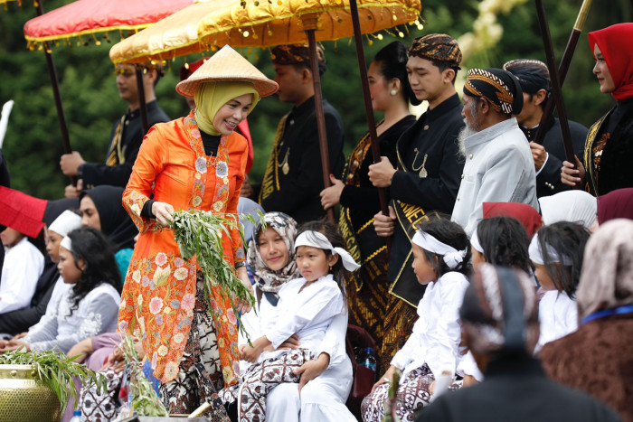 Pimpin Prosesi Jamasan di DCF, Siti Atiqoh Ganjar Dorong Pelestarian Tradisi