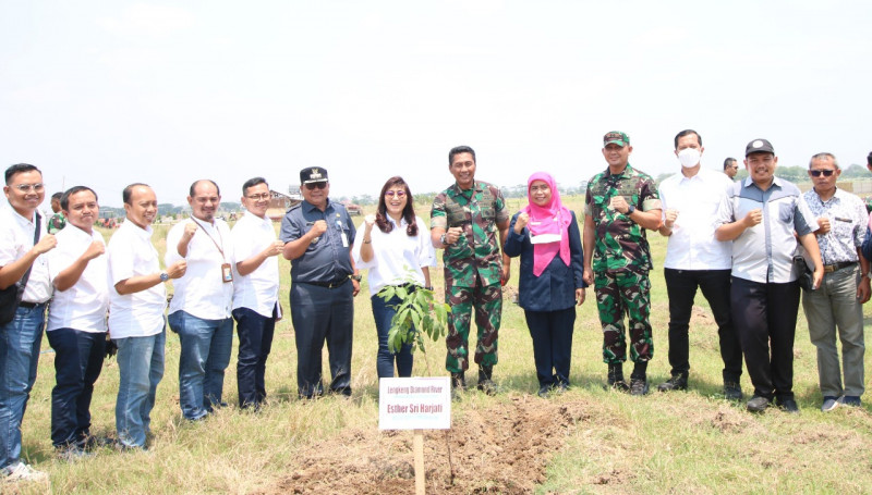 Gandeng Tiga SMKN Pertanian, FIF Group Tanam 1.437 Pohon 