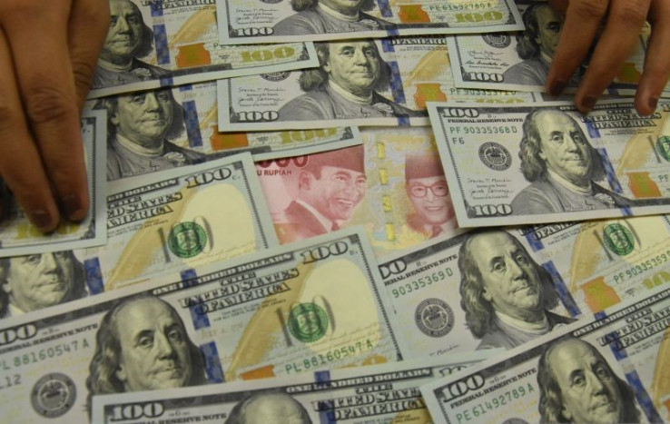 Dolar AS Melesat Sementara Saham Terpuruk usai Fed Naikkan Suku Bunga