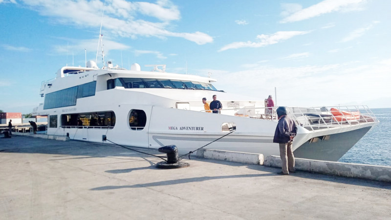 Kapal Pesiar yang Bawa Turis Asing Singgah di Sikka