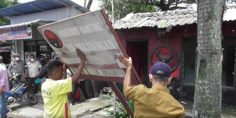 Pemko Medan Robohkan Bangunan Milik Parpol-Ormas yang Ganggu Drainase
